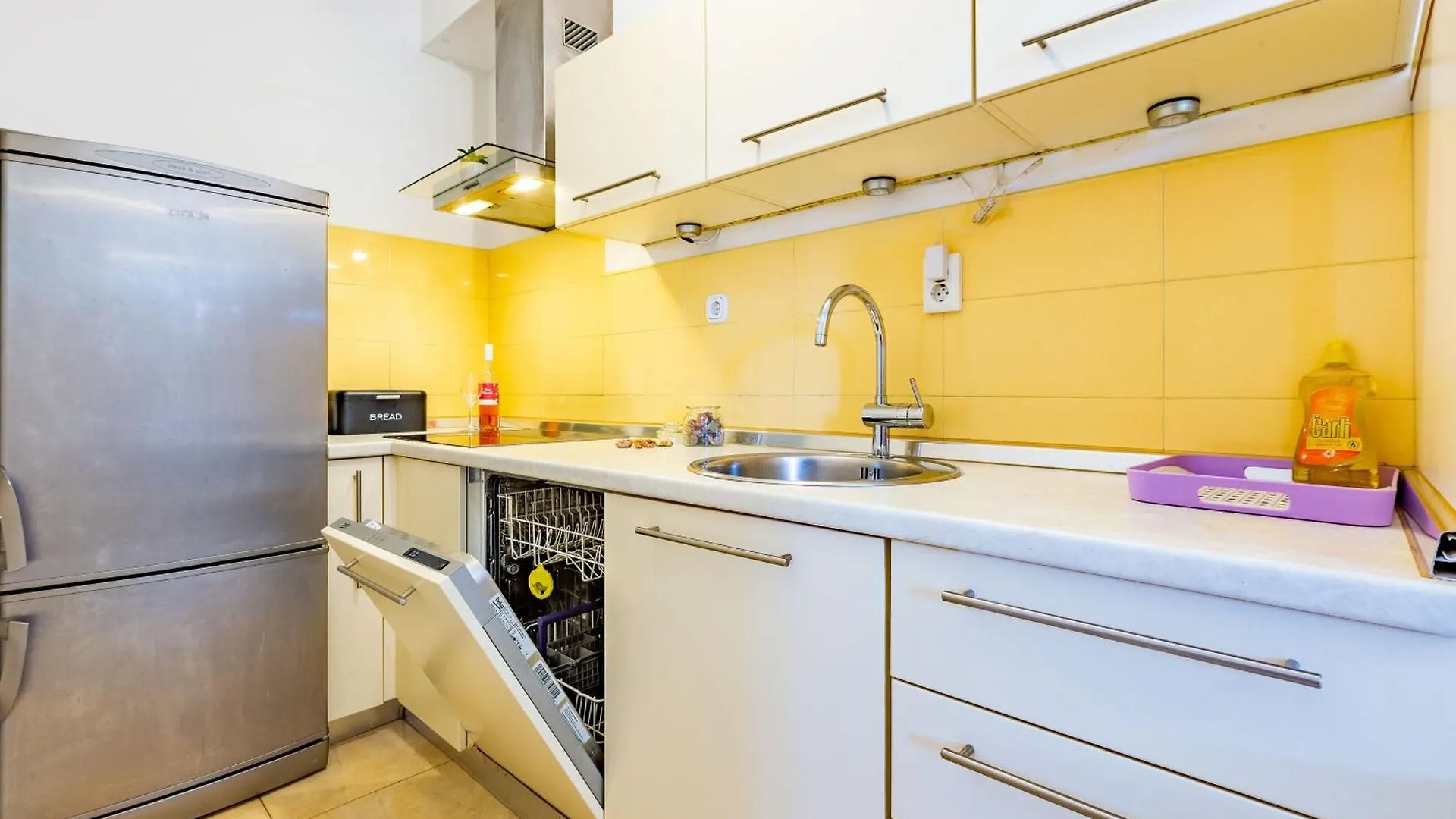 Four4 Apartment