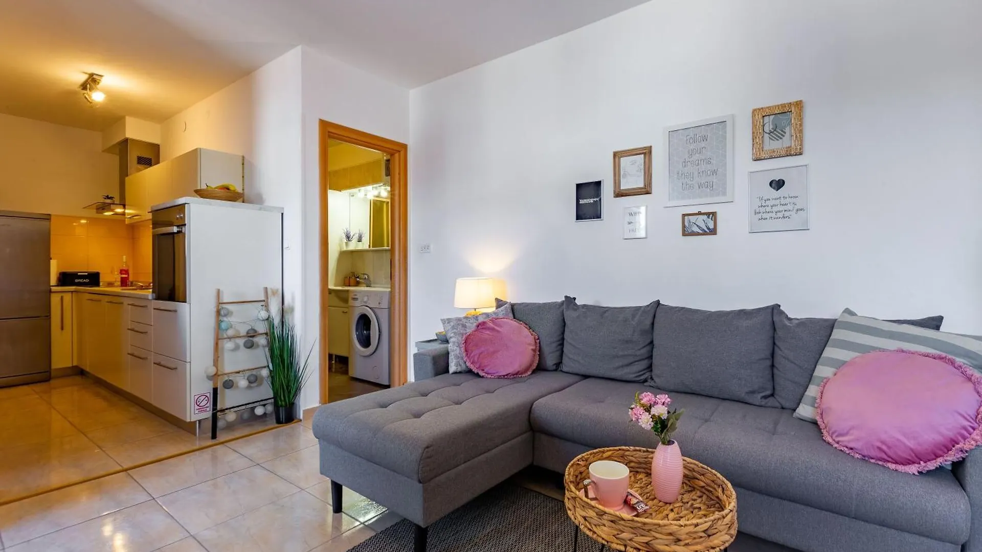 Four4 Apartment